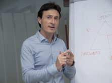 «Faltan programas de liderazgo que se atrevan a ir más allá»